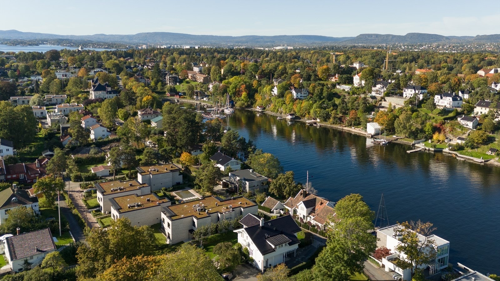 Løchenveien er et godt eksempel på den idylliske atmosfæren halvøya har å tilby - Denne lille villaveien løper langs ytre del av Langviksbukta og er en blindvei, skjermet fra trafikk og støy Galleribilde