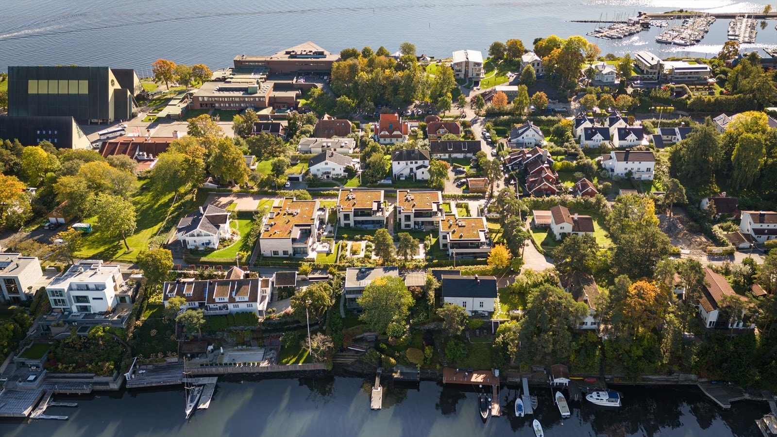 Halvøya har et særegent landskap, omkranset av Oslofjorden, som gir tilgang til vakre kystlinjer og strender, samtidig som den kan skilte med grønne skog- og parkområder Galleribilde