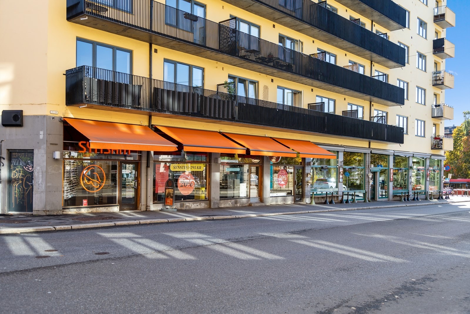 Det er flere koselige kafeer og restauranter som Sagene lunsjbar, Mysterud Bar, Bamboo, Helt rått, Kaffebrenneriet mv. i nærmiljøet. Galleribilde