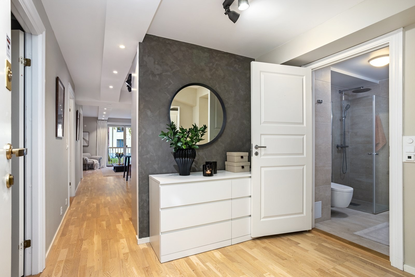 Innbydende entré som gir et godt inntrykk av hva boligen har å by på. Galleribilde