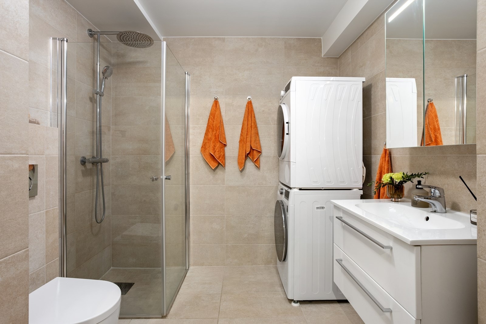 Pent flislagt bad fra 2023 med opplegg for vaskemaskin. Galleribilde