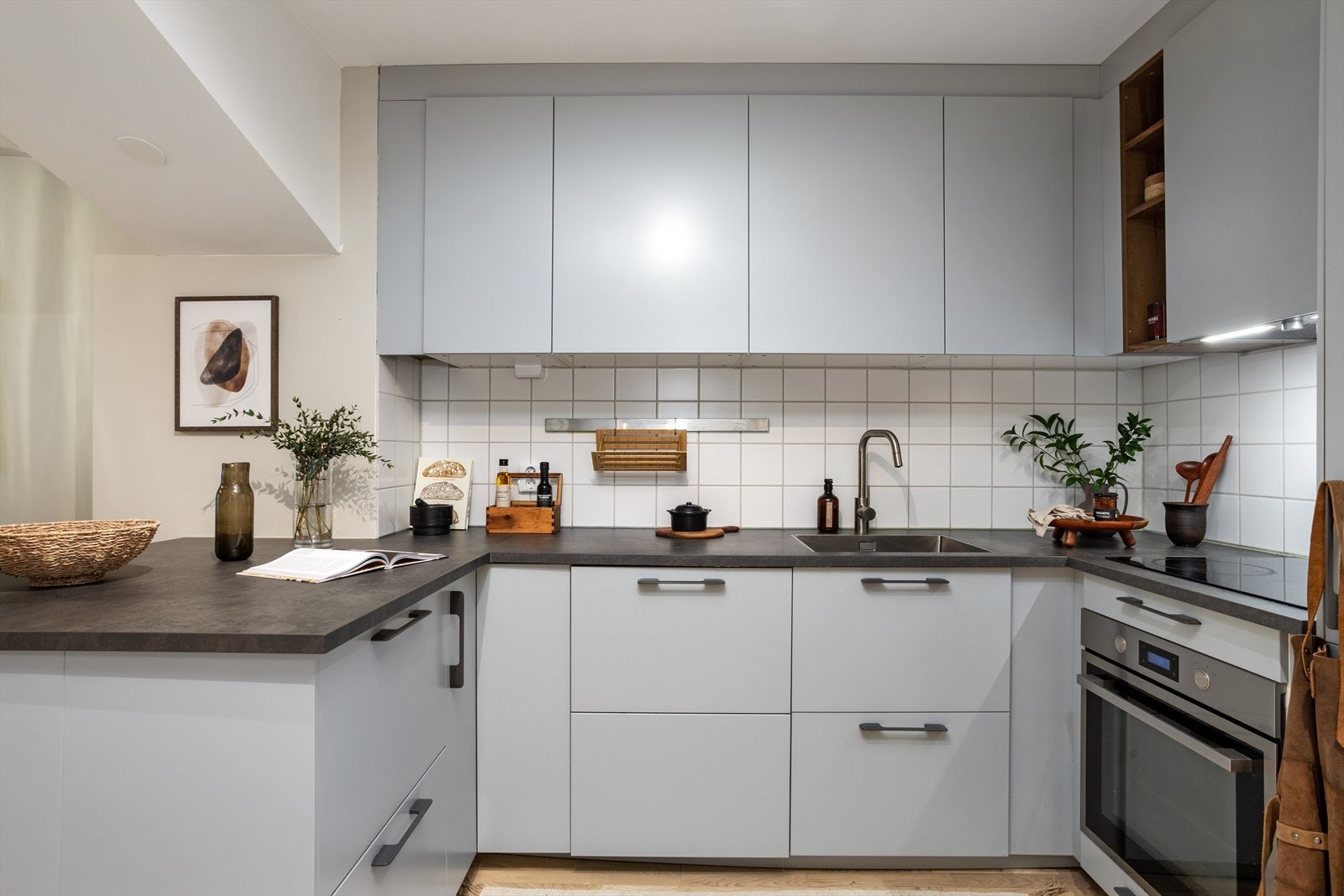 Moderne og smakfull kjøkkeninnredningen med god oppbevaringsplass. Galleribilde