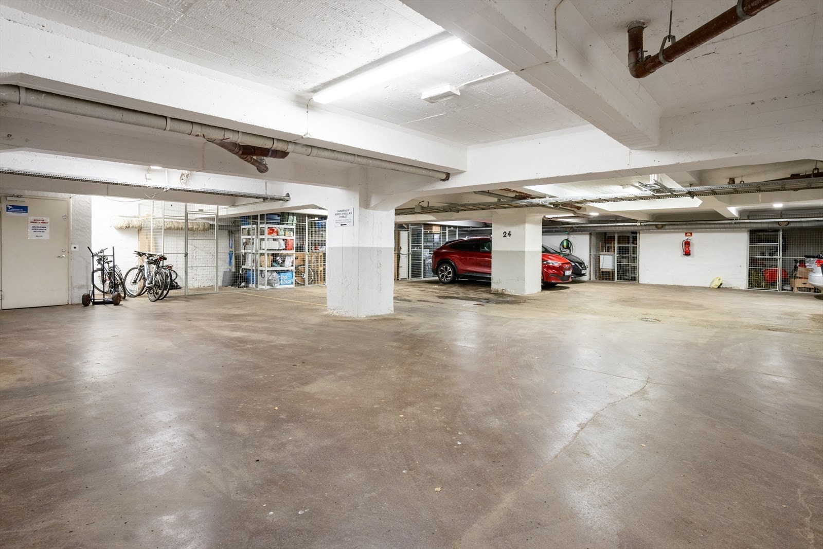 Borettslaget har 23 parkeringsplasser til utleie i garasjeanlegget i kjelleren etter venteliste. Galleribilde