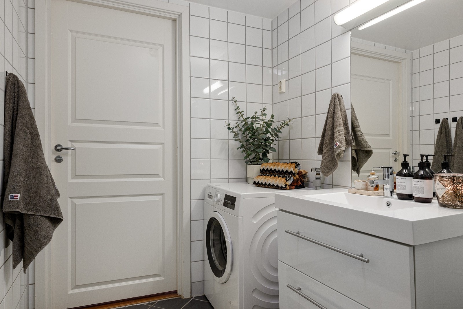 Nyere servantinnredning. Varme i gulv. Galleribilde