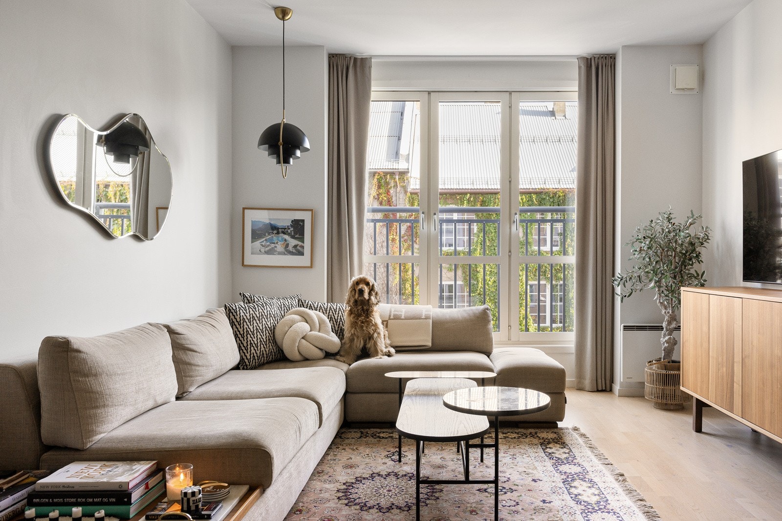 Store vinduer og en fransk balkong i stuen. Lampe i stue (Gubi) medfølger ikke. Galleribilde