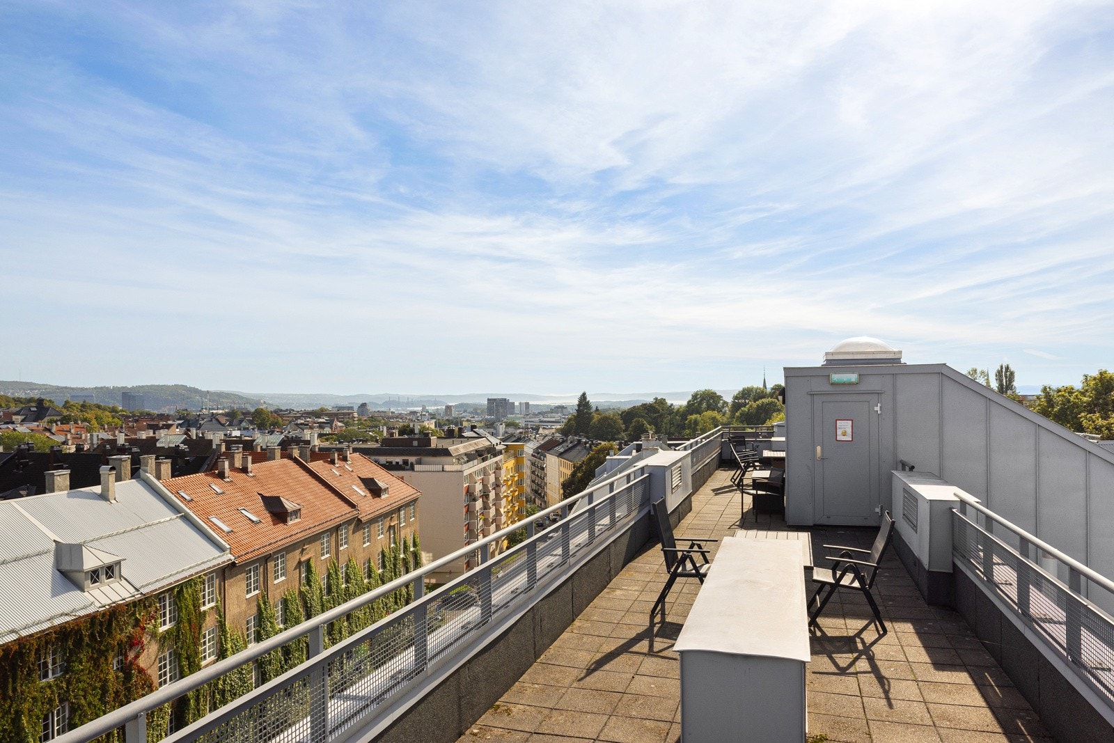 Enkel adkomst med heis til felles takterrasse med panoramautsikt og sol til sen kveld. Galleribilde