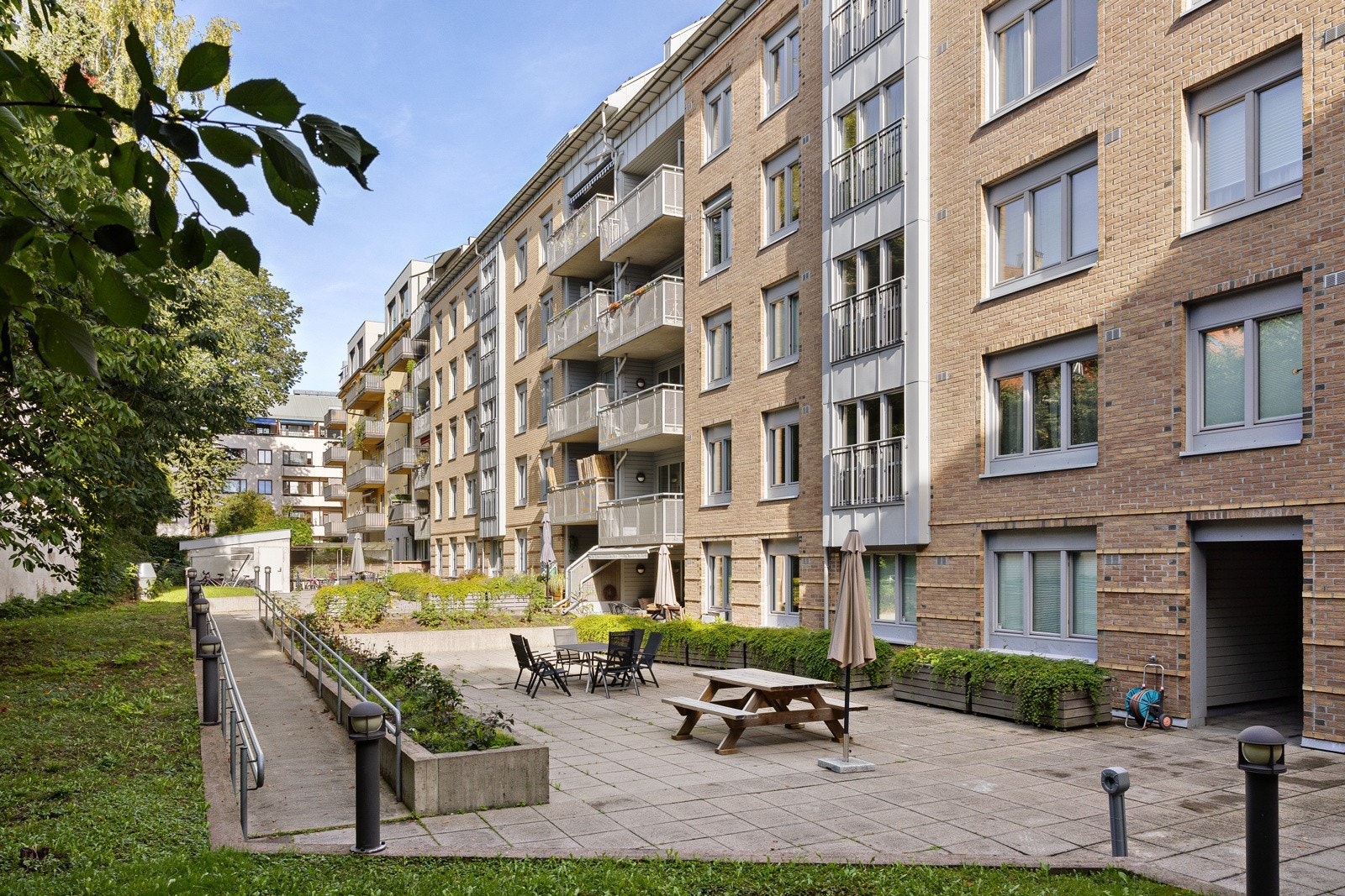 Flotte fellesområdet og flere sittegrupper utendørs. Galleribilde