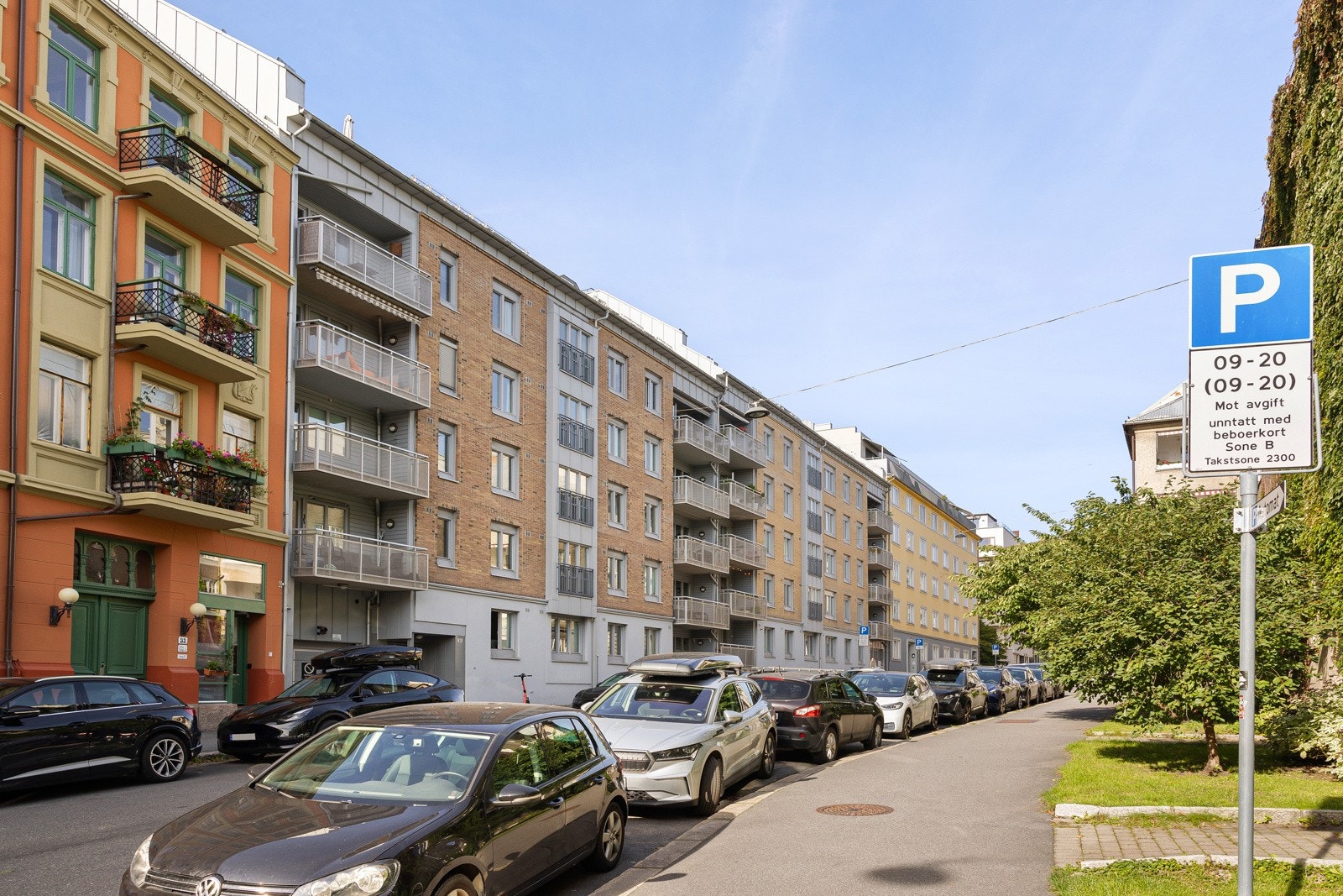 Stensgata er en rolig sidegate med god tilgang på gateparkering og ladeplasser. Galleribilde
