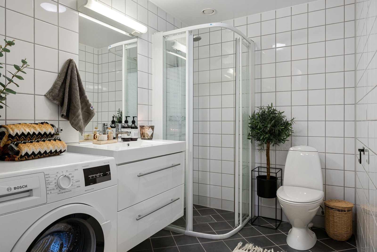 Romslig bad med opplegg til vaskemaskin. Galleribilde