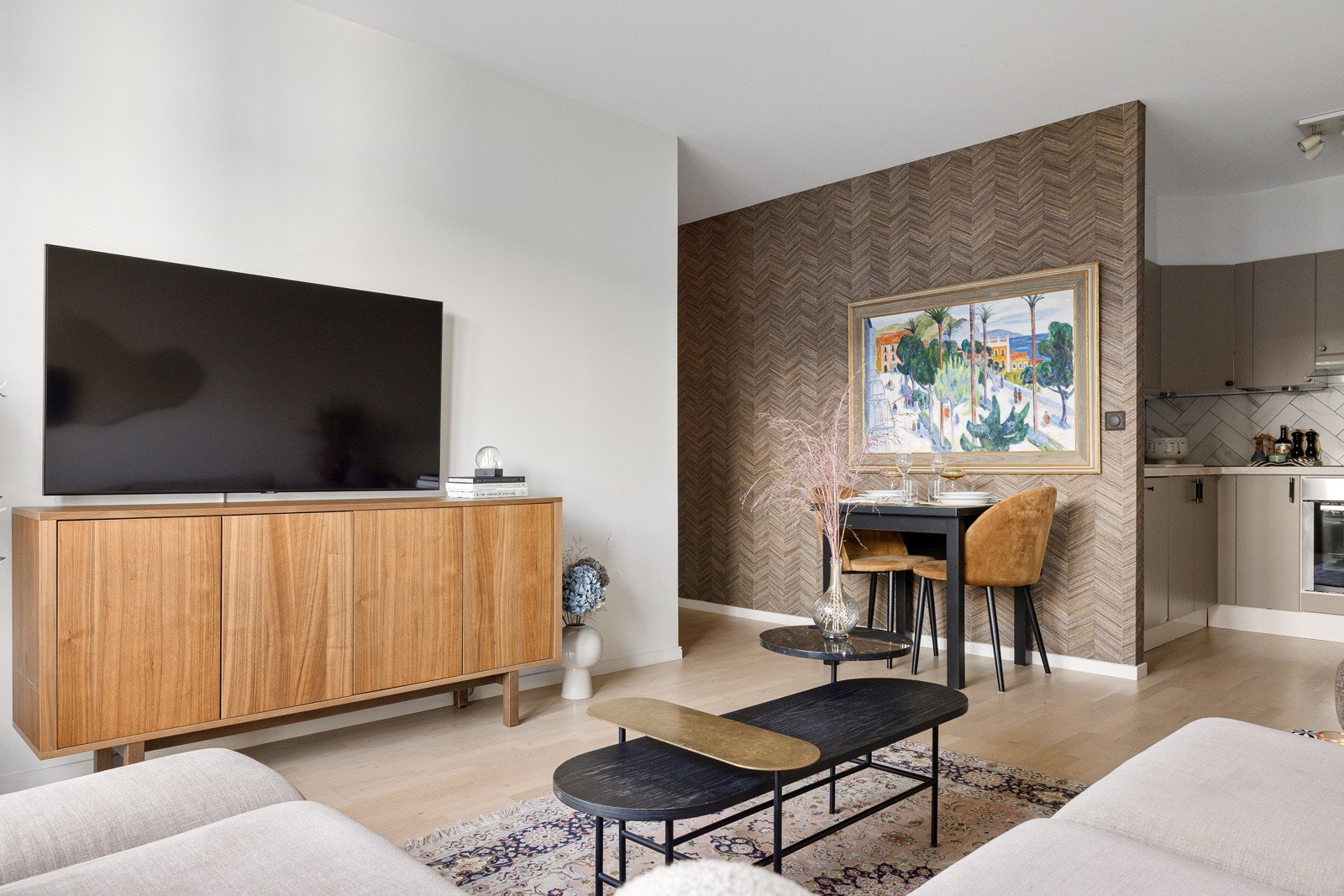 I stuen er det plass til både sofakrok, TV-seksjon og spiseplass. Galleribilde