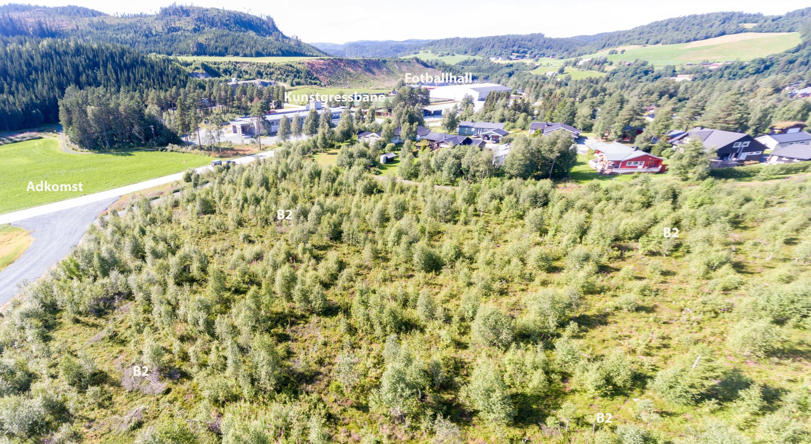 Tomtene ligger i nærhet av skole, barnehage og idrettsanlegg Galleribilde