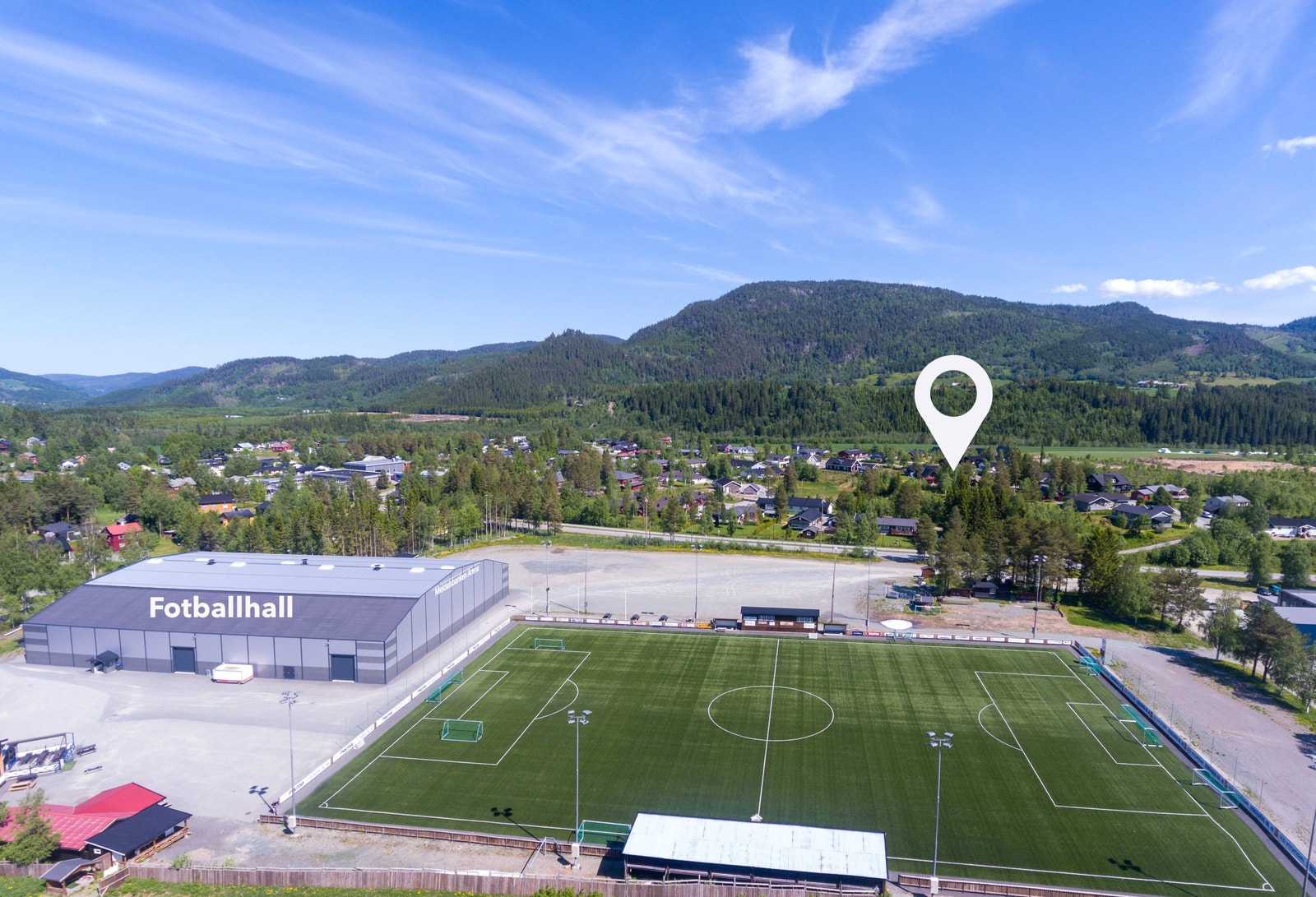 Nærområdet byr på kunstgressbane og innendørs fotballhall Galleribilde