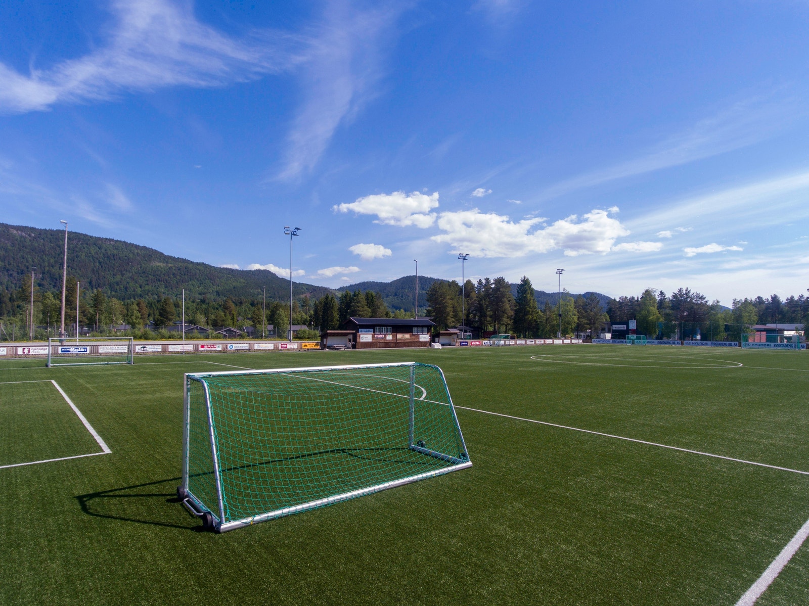 Nærområdet byr på kunstgressbane og innendørs fotballhall Galleribilde