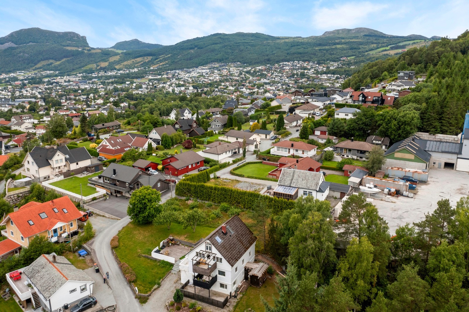 Godt etablert nabolag med hyggelig bomiljø Galleribilde