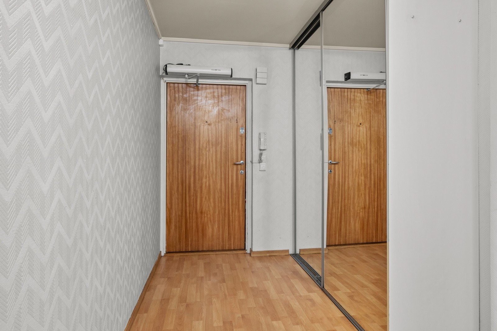 Romslig entré med stor skyvedørsgarderobe samt plass til jakkeoppheng og skooppbevaring. Galleribilde