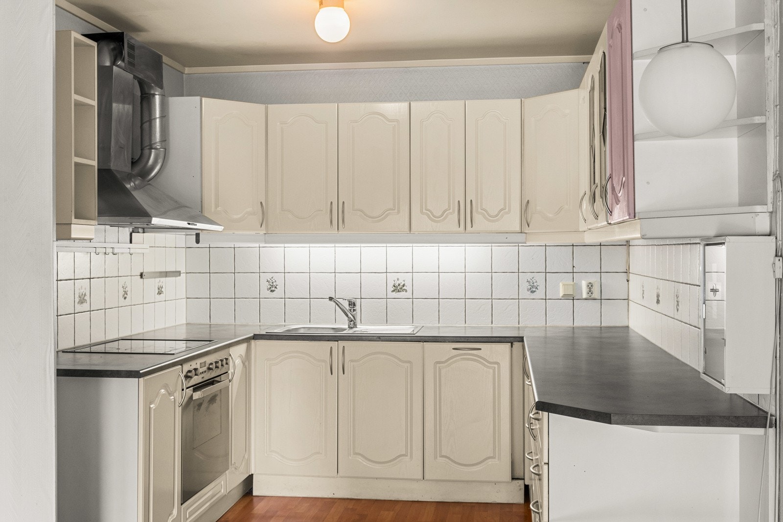 Profilerte fronter og benkeplate i laminat. Galleribilde