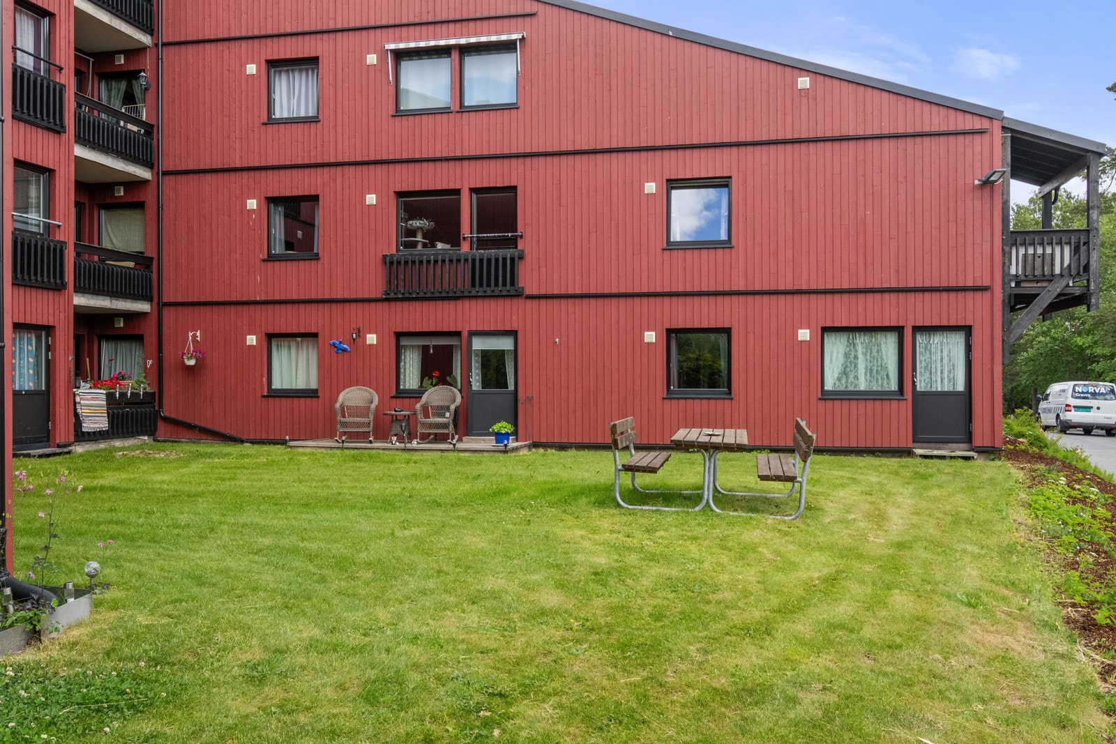 Utenfor er det flotte grøntområder som vedlikeholdes av beboerne. Galleribilde