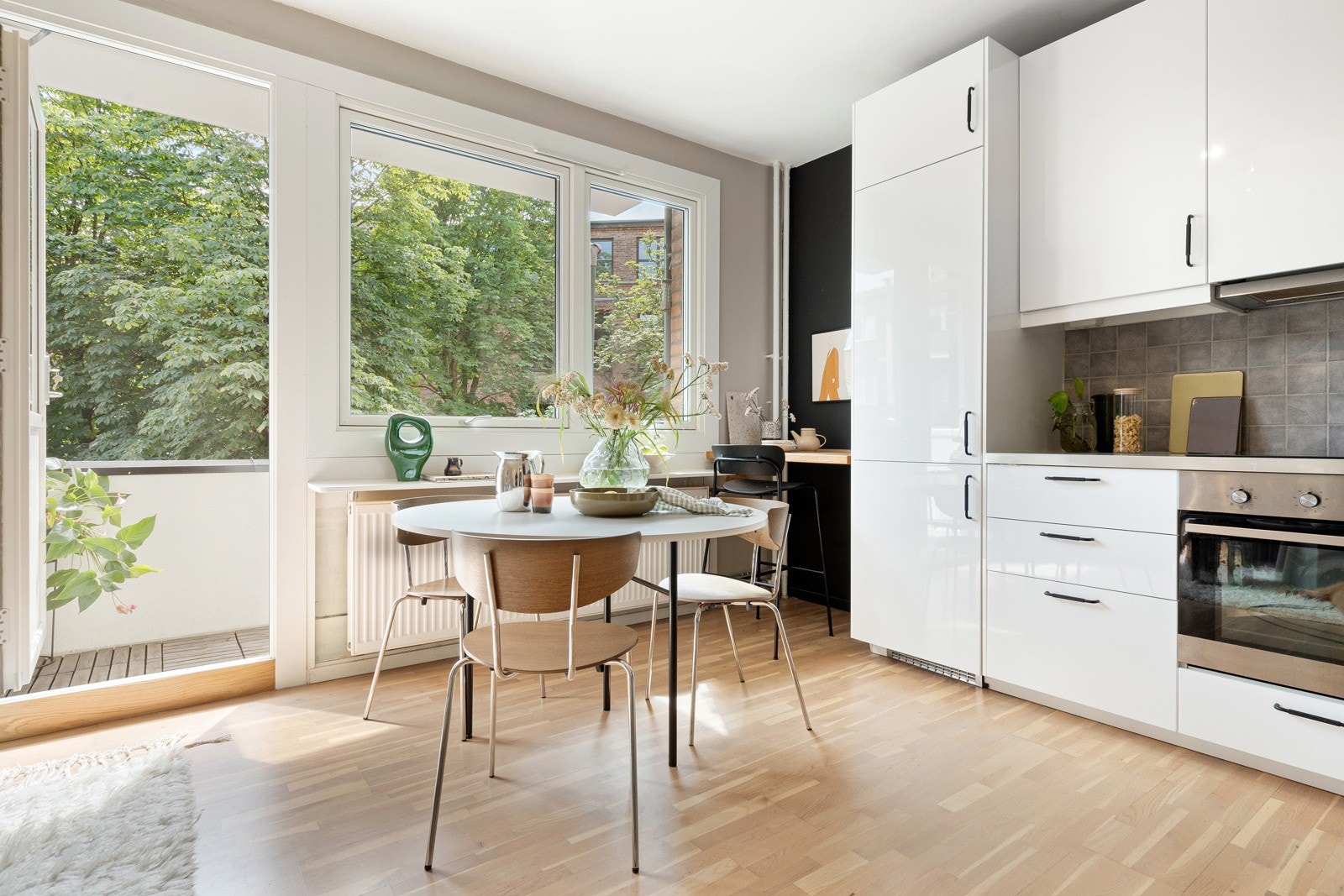 Leiligheten har gjennomgående stor takhøyde på 2,65 meter (med unntak av badet). Galleribilde