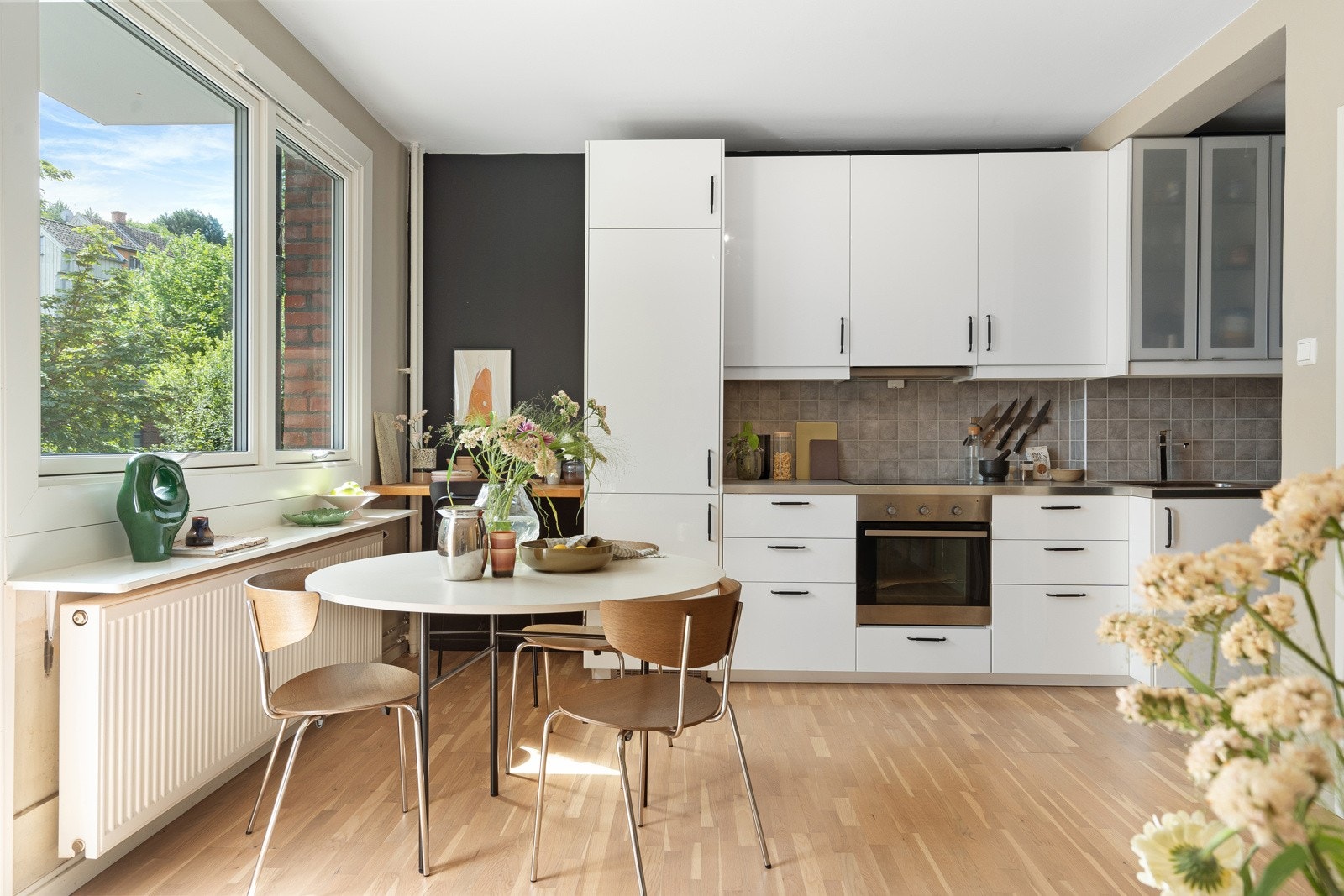 Fint kjøkken som består av glatte fronter og foliert benkeplate. Galleribilde