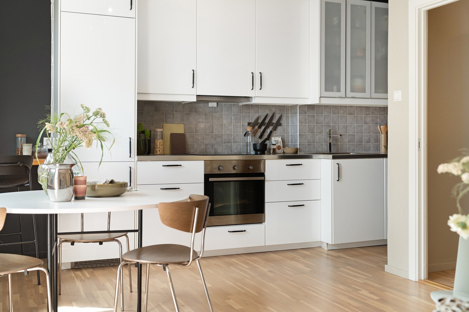 Kjøkkenseksjonen fortsetter inn i egen kjøkkenkrok, med oppvaskmaskin. Galleribilde