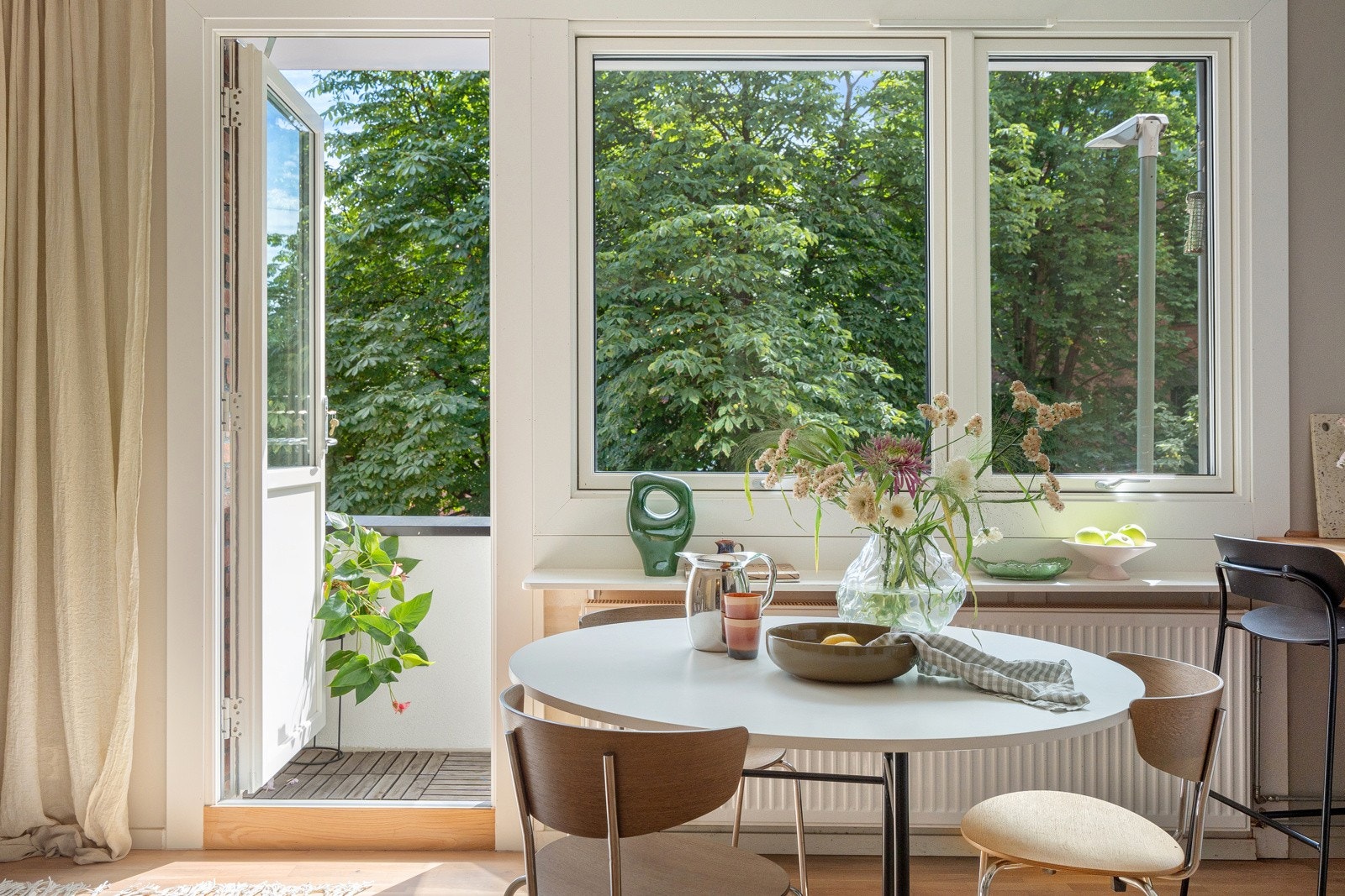 Store vindusflater som slipper til rikelig med naturlig lys. Sjarmerende utsikt til grøntområder. Galleribilde