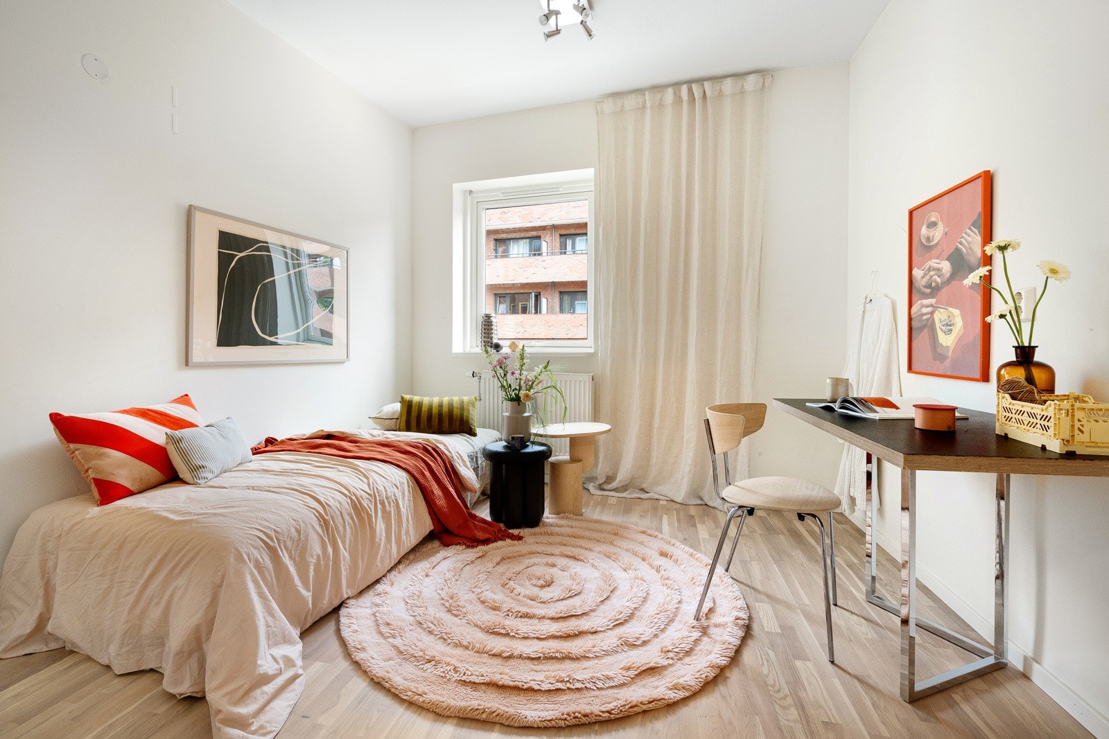 Soverom nummer to er romslig og har plass til dobbeltseng, garderobe og skrivebord. Galleribilde