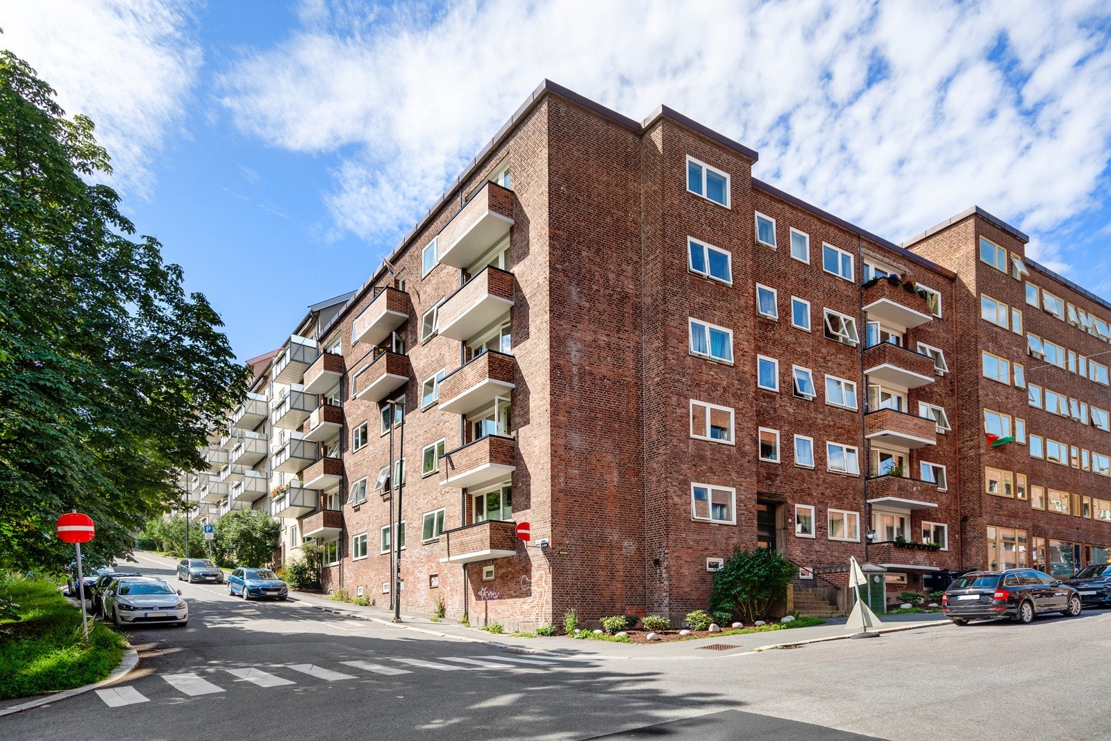 Fasade, pen funkisgård på 1940 med tilbaketrukket beliggenhet i enveiskjørt gate. Galleribilde