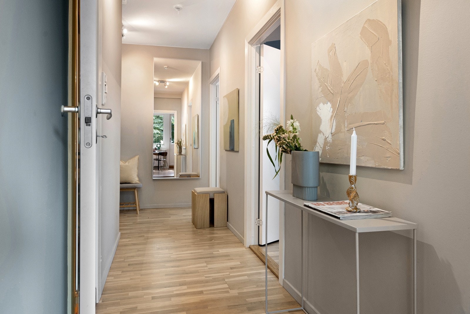 Gangen sett i retning soverommene, baderom og entré. Galleribilde