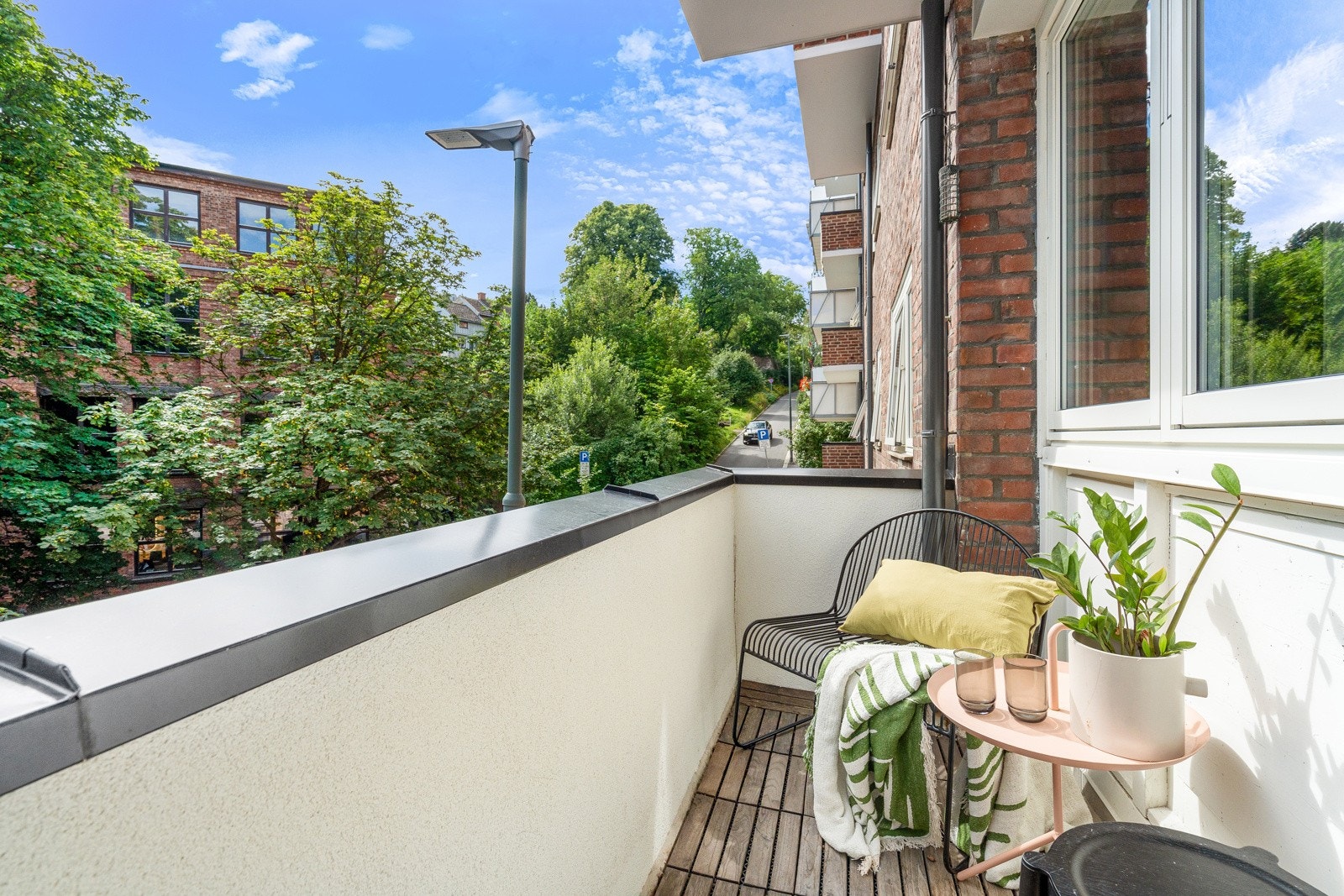 Lys og lekker leilighet som består av åpen kjøkken- og stueløsning, baderom, to soverom og entré. Galleribilde