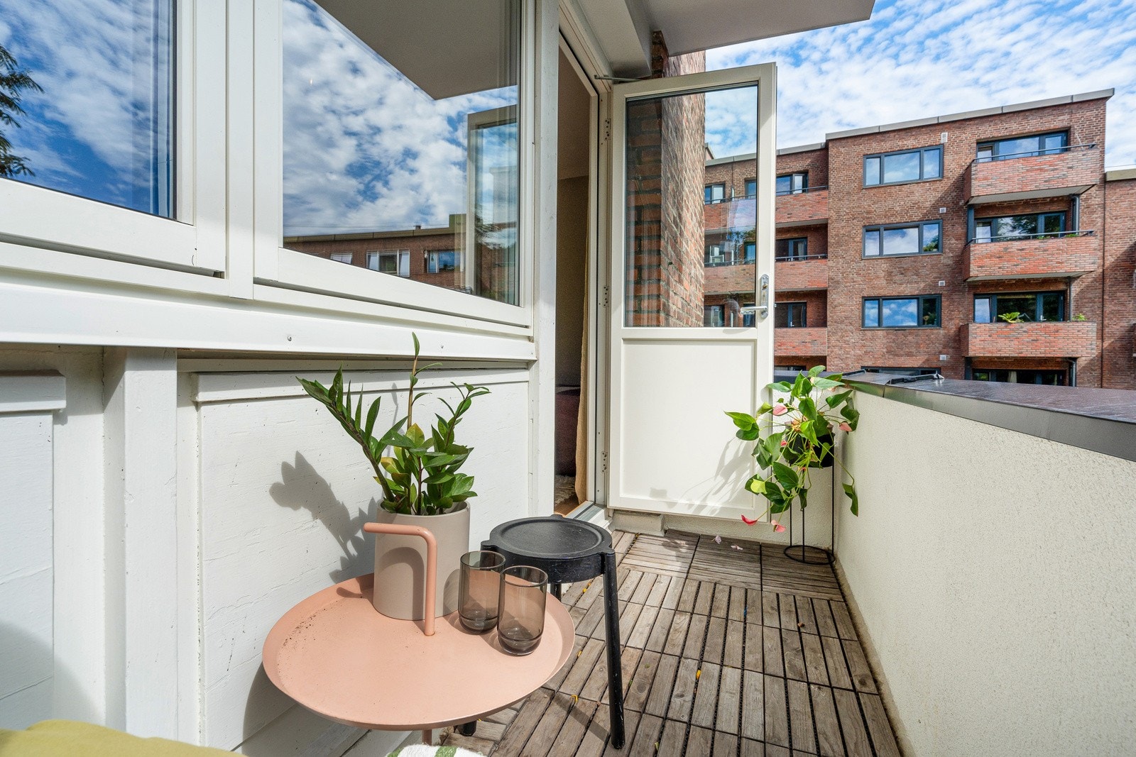 Sørvendt balkong på ca. 4 kvm gir god plass til utemøblement. Galleribilde