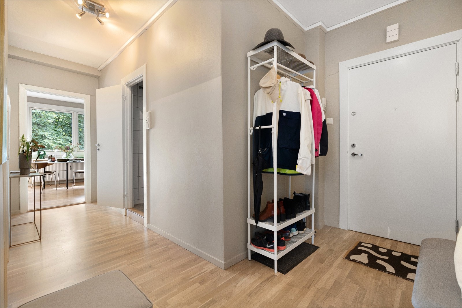 God plass til ytterklær og sko. Galleribilde