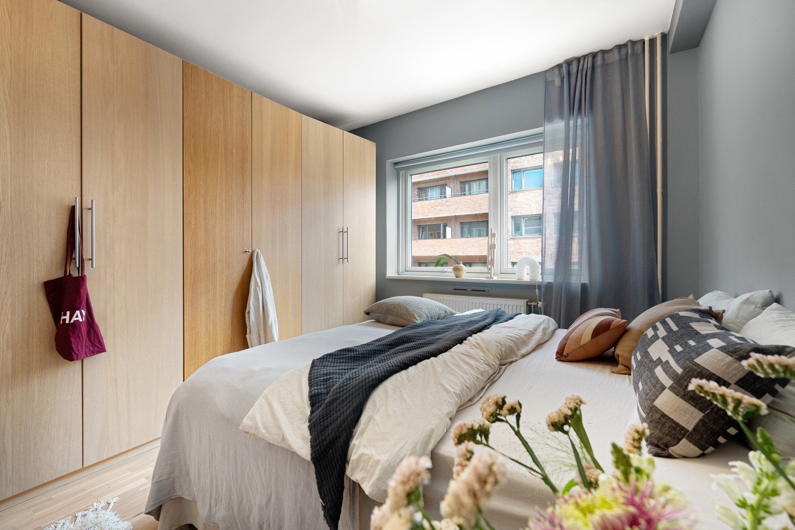 Stor garderobeløsning med masse oppbevaringsplass. Galleribilde