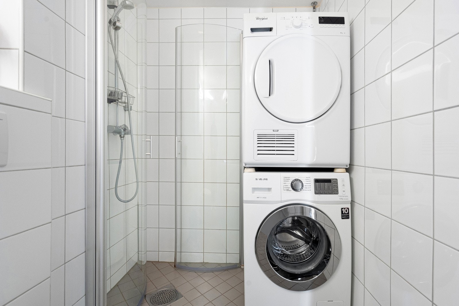 Downlights i himling, varme i gulv, samt opplegg for vaskemaskin og tørketrommel. Galleribilde