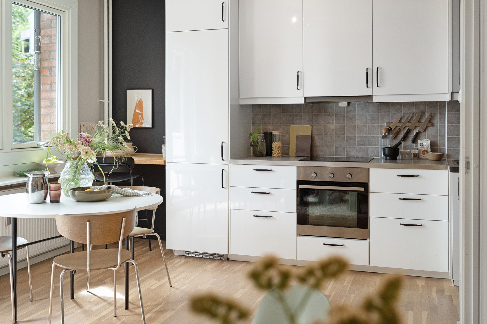 Videre er det god plass til spisebord med tilhørende spisestoler. Galleribilde