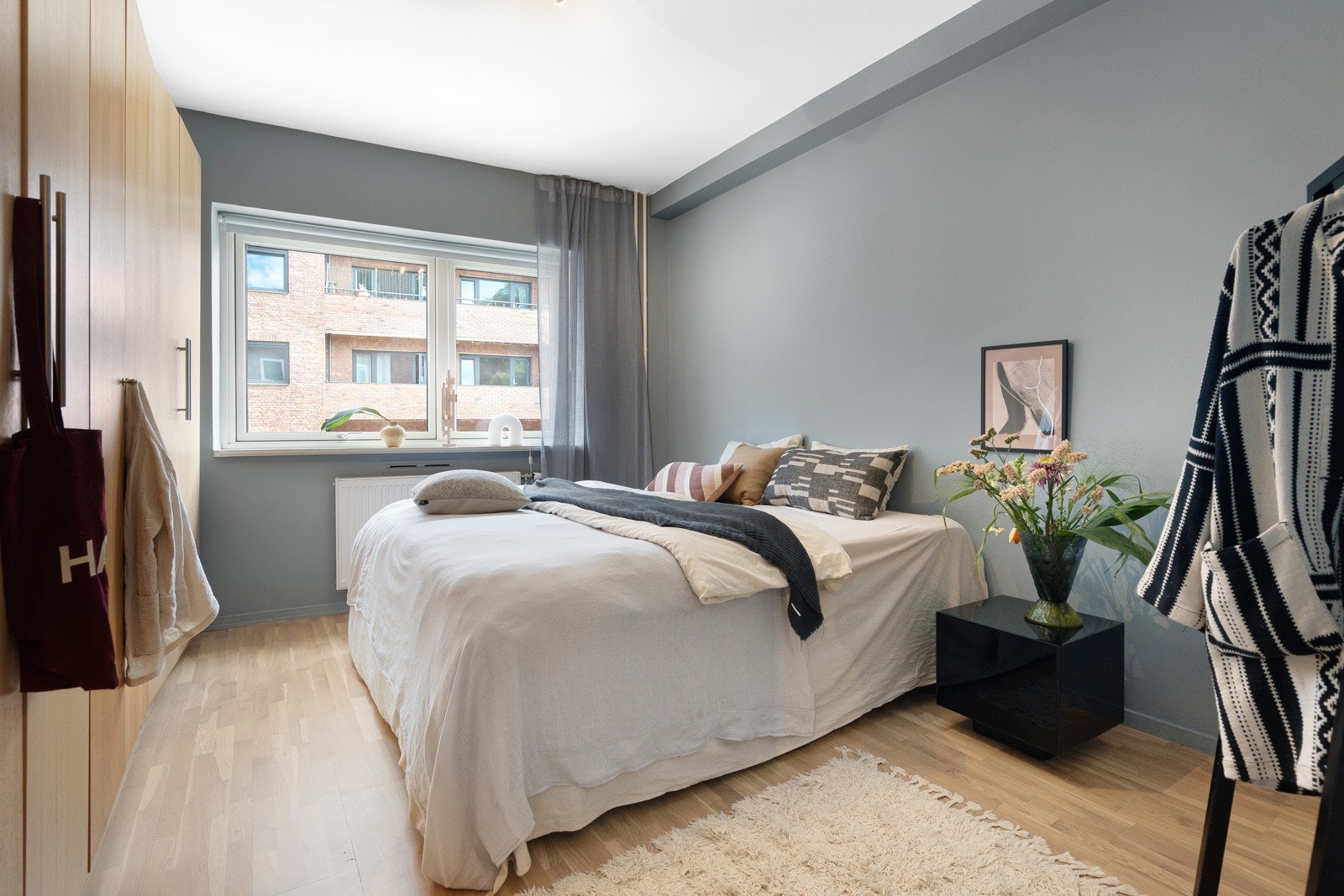 Hovedsoverommet er av god størrelse med plass til king size-seng, nattbord og kommode. Galleribilde