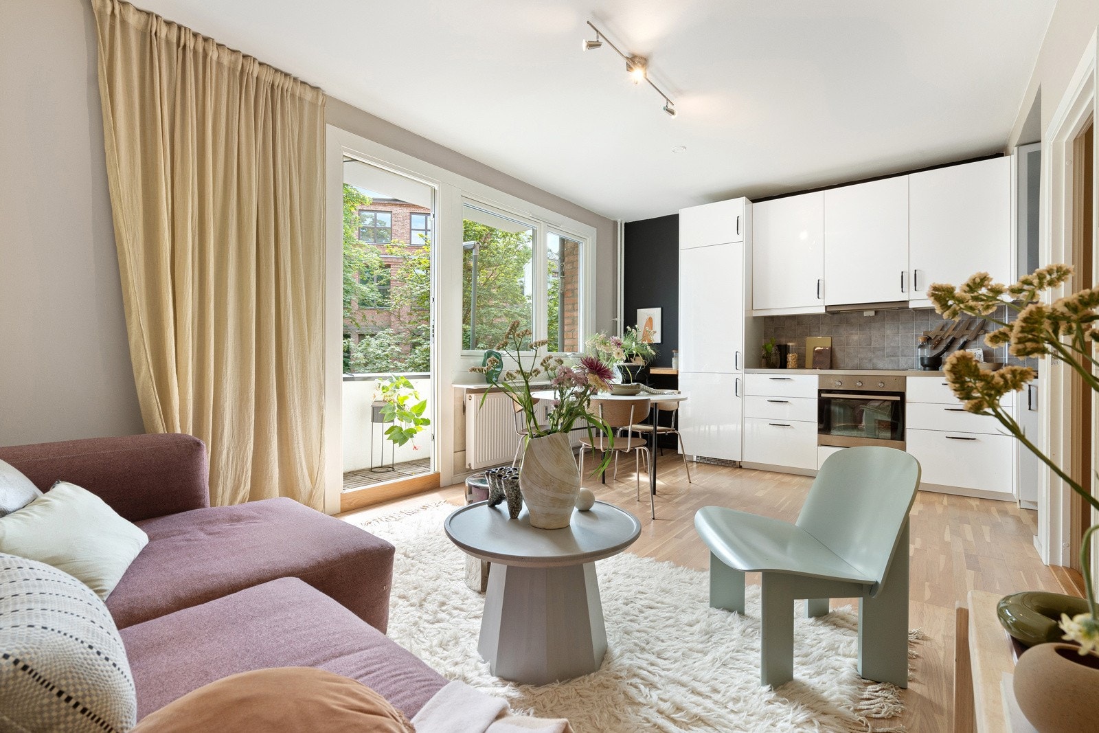 Den åpne løsningen gir boligen et sosialt og luftig preg. Galleribilde