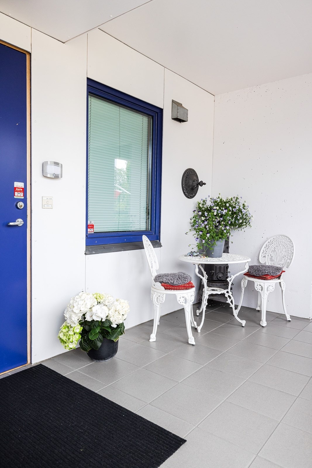 Hyggelig inngangsparti med plass til en koselig sittegruppe. Galleribilde