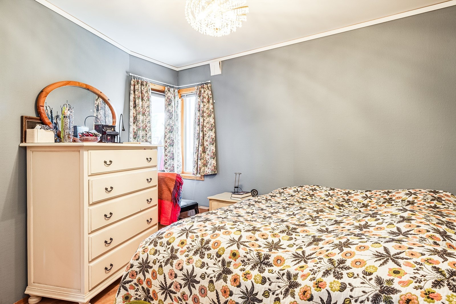 Soverom 1 har plass til dobbeltseng med tilhørende nattbord, samt en kommode eller kontorpult. Galleribilde