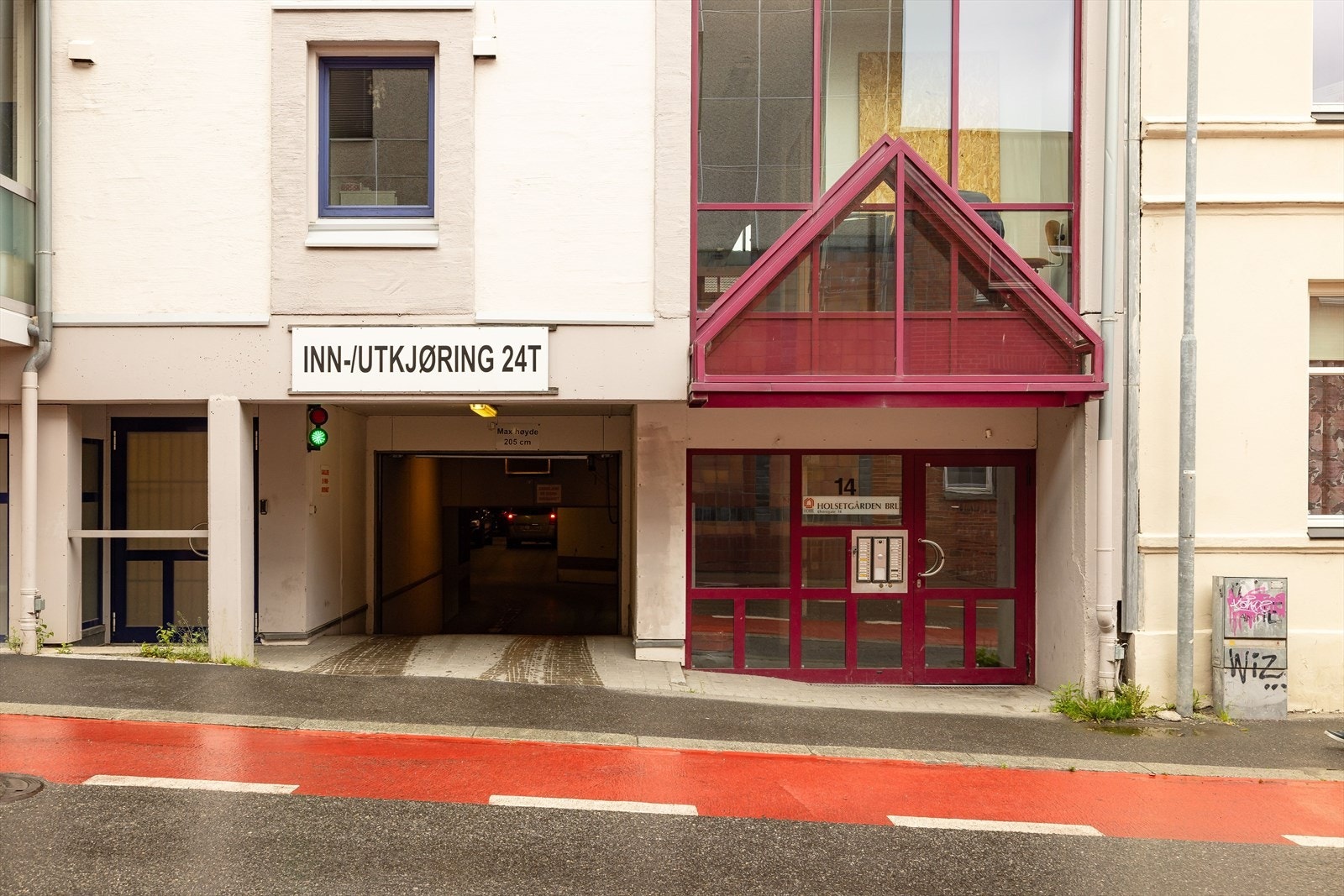 Det er garasjeanlegg i kjelleren med mulighet for å leie parkeringsplass. Per dags dato er det ca. 2-3 ledige parkeringsplasser for utleie. Leien er på kr. 881,- per måned i 2024. Galleribilde