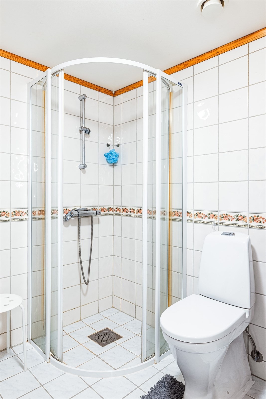 Baderommet er også utstyrt med dusjhjørne, gulvstående toalett fra 2021 og opplegg for vaskemaskin. Galleribilde