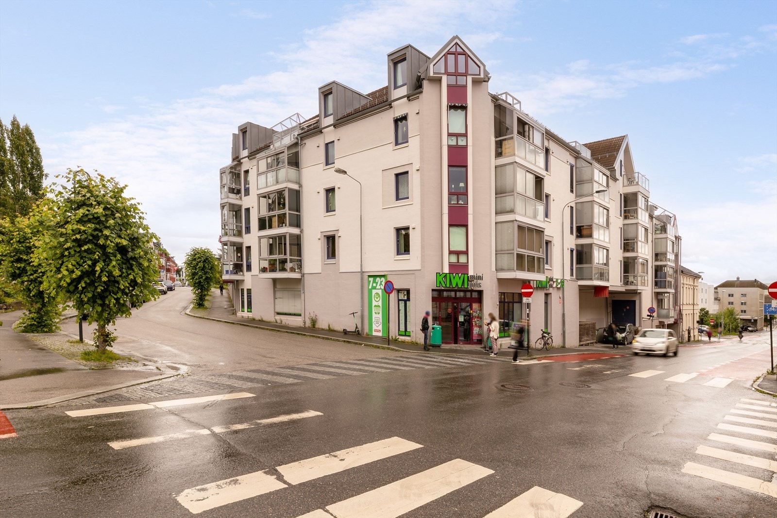 Leiligheten har en ypperlig beliggenhet midt i Hamar sentrum med matbutikk i bygget. Galleribilde