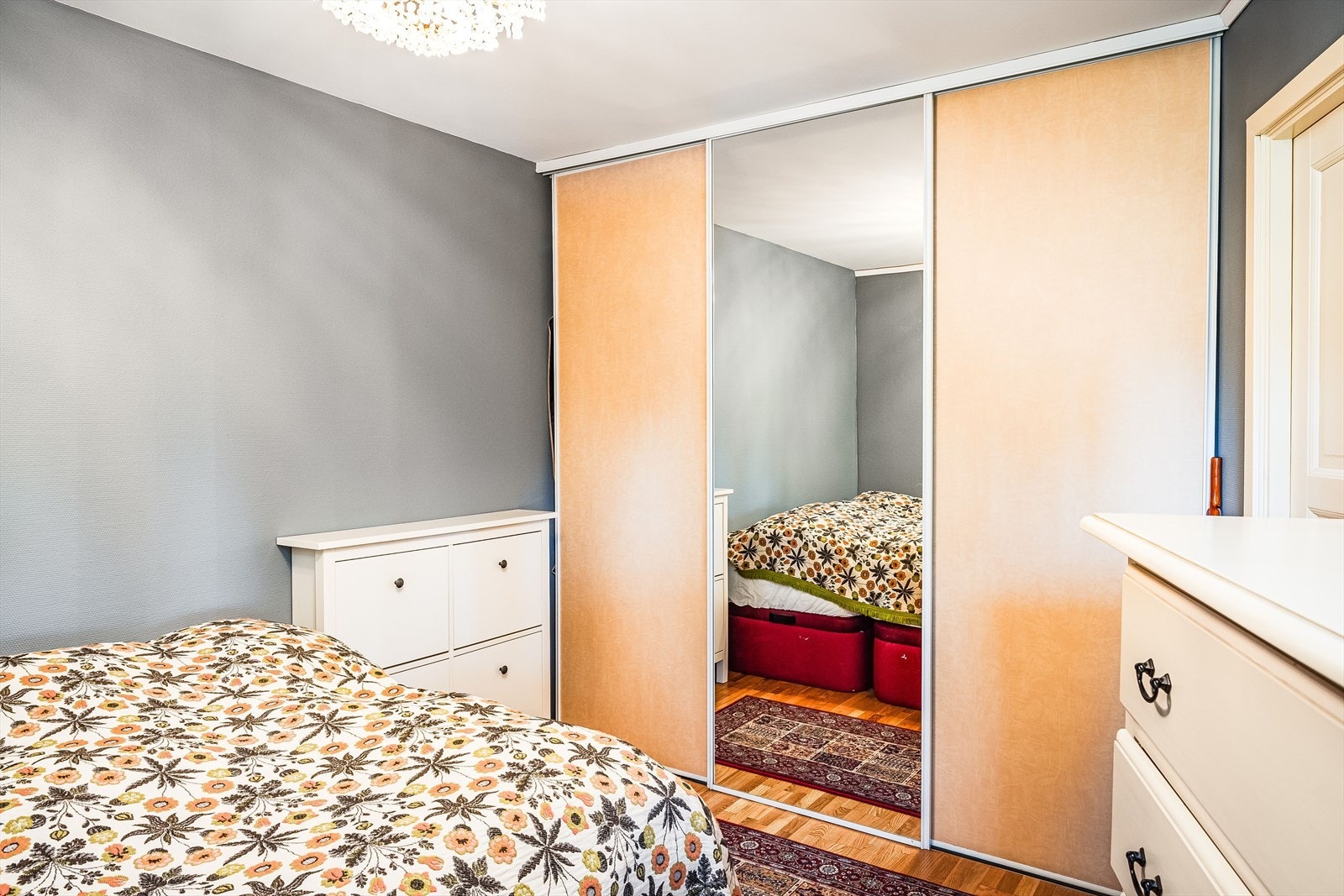 God oppbevaringsplass i stor plassbygget skyvedørsgarderobe. Galleribilde