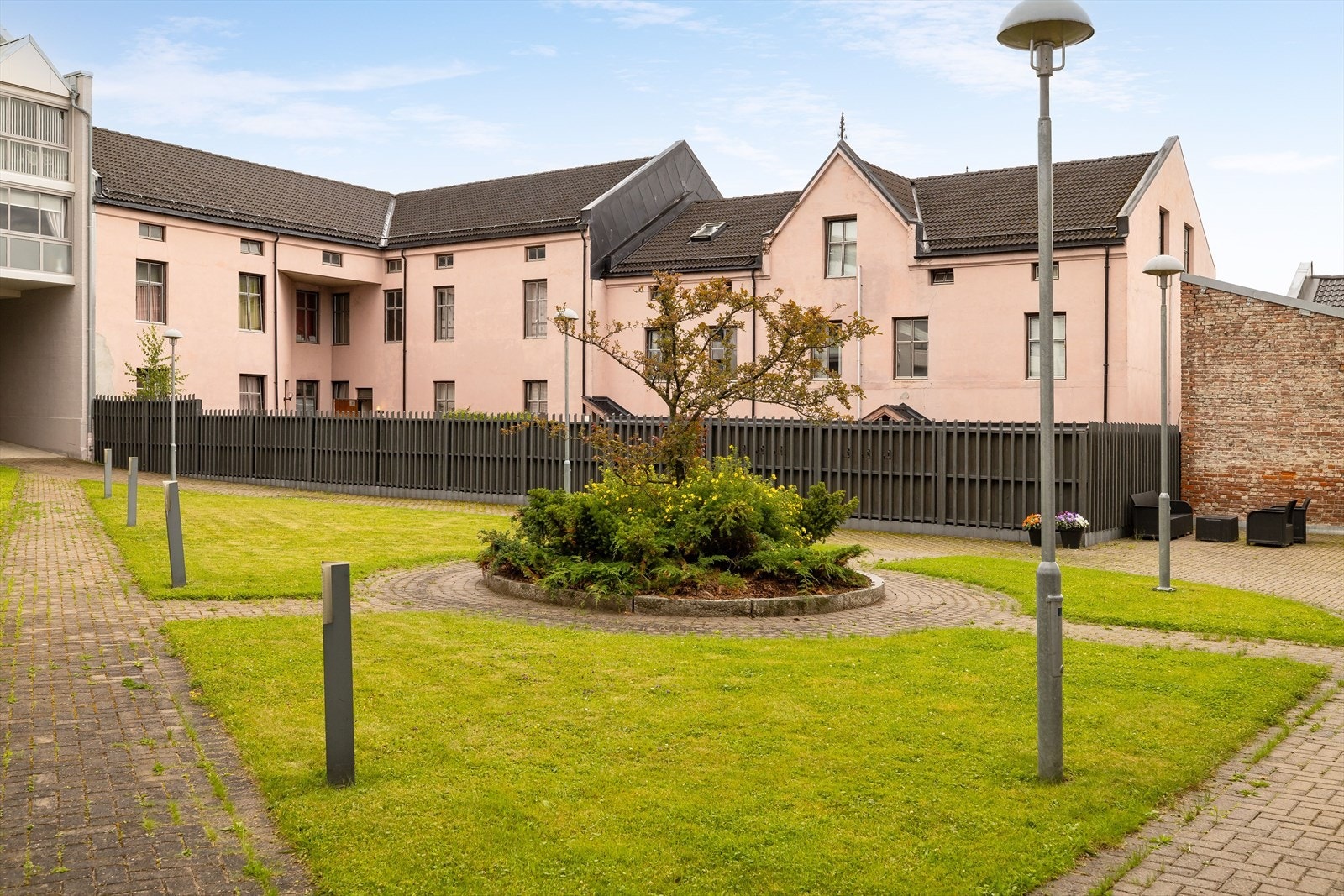 Utvendige fellesarealer er opparbeidet med bla. en plenflekk. Etablert uteplass med sittebenker i bakgården. Fortau, gangveger m.m. er asfaltert. Galleribilde