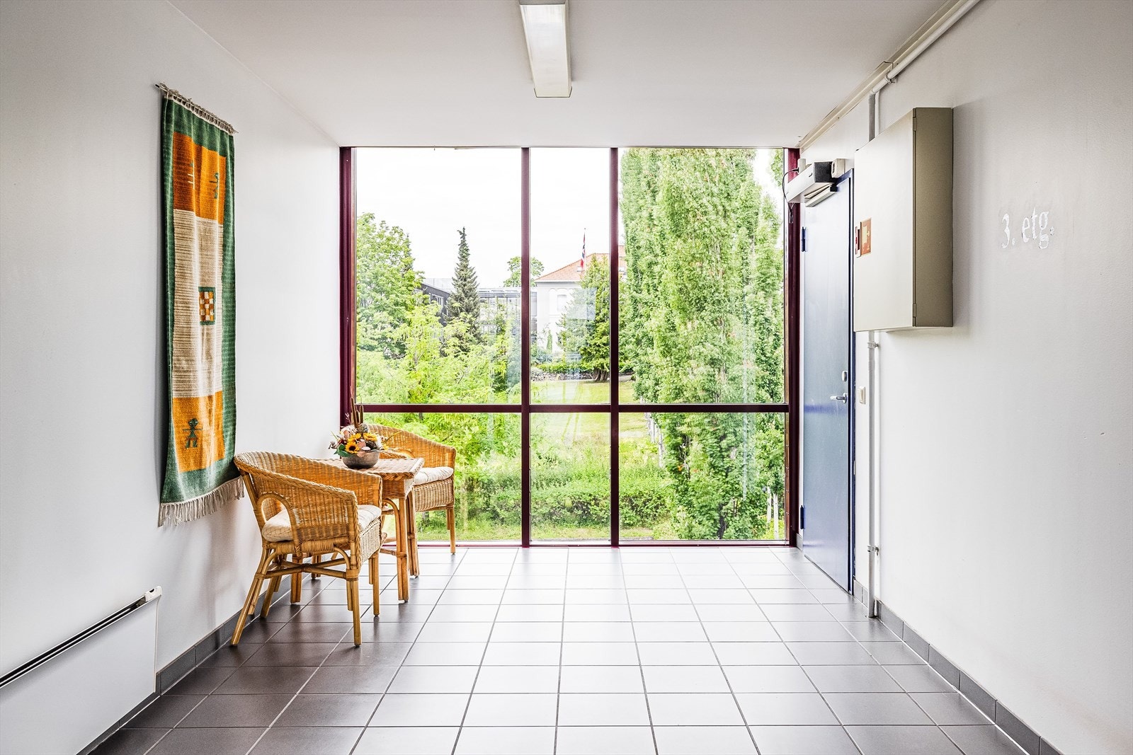 Bygget har velstelte fellesarealer med flislagt gulv og store vindusflater. Galleribilde