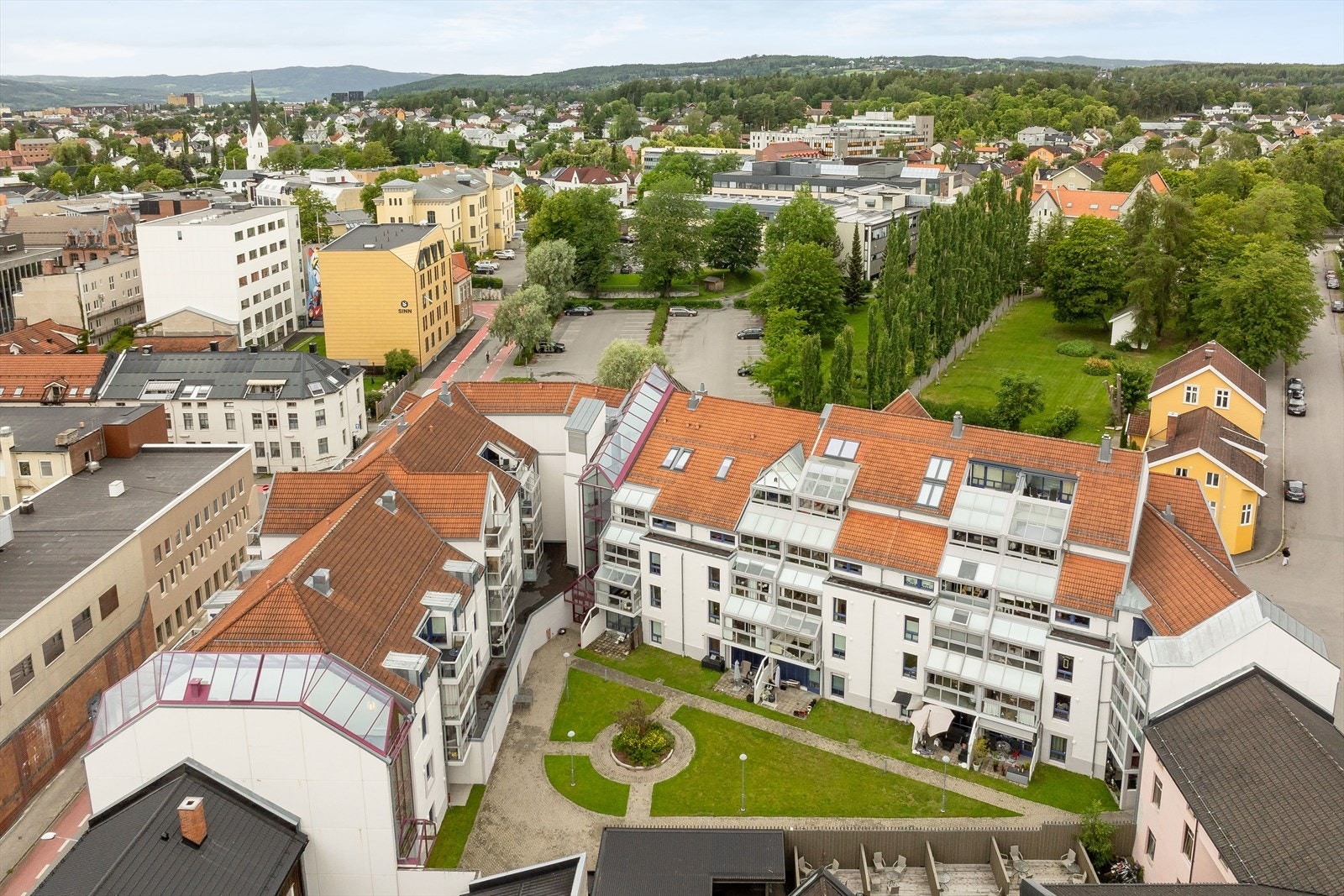 Her bor du med kort gangavstand til alt du måtte tenke deg av fasiliteter, kulturliv, togstasjon m.m. Hamar kan også by på en rekke flotte restauranter og kaféer. Galleribilde