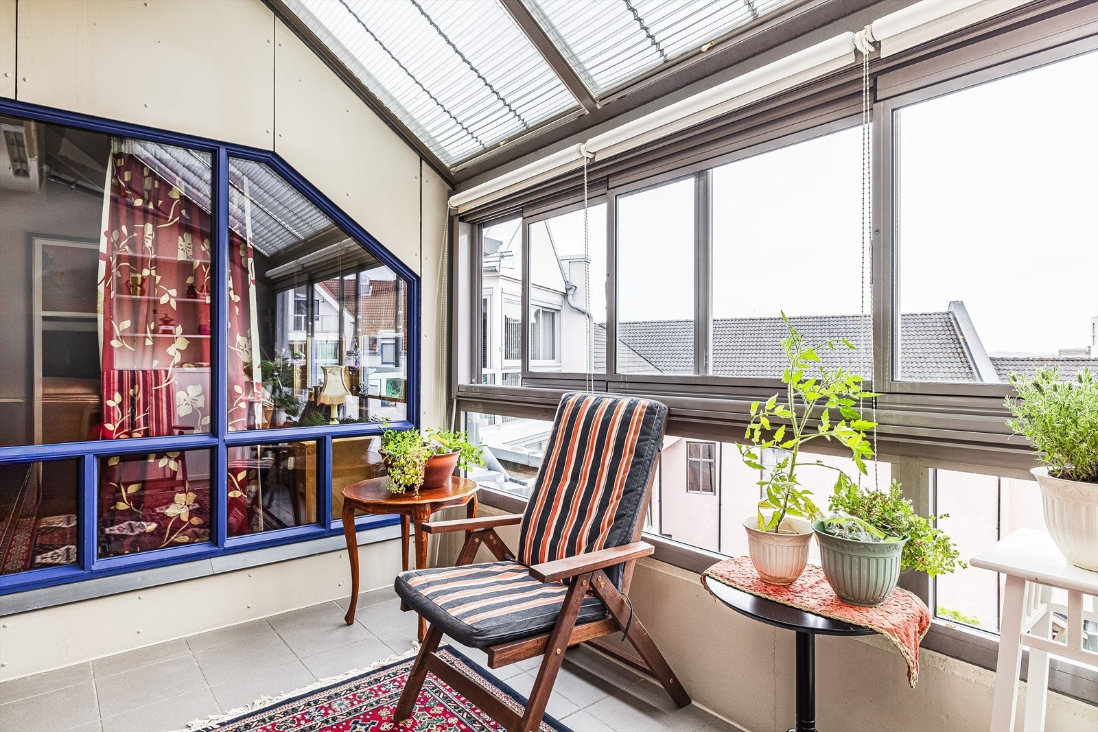 Balkongen har flislagt gulv, vindusflater som kan skyves til siden og store takvinduer som slipper inn rikelig med lys. Det er også montert innvendig solskjerming. Galleribilde