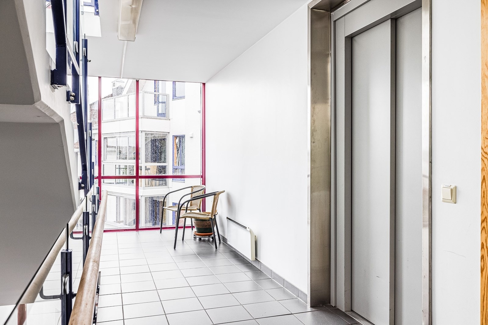 Du tar deg opp til leiligheten i byggets 3. etasje via felles trapperom med heis. Galleribilde