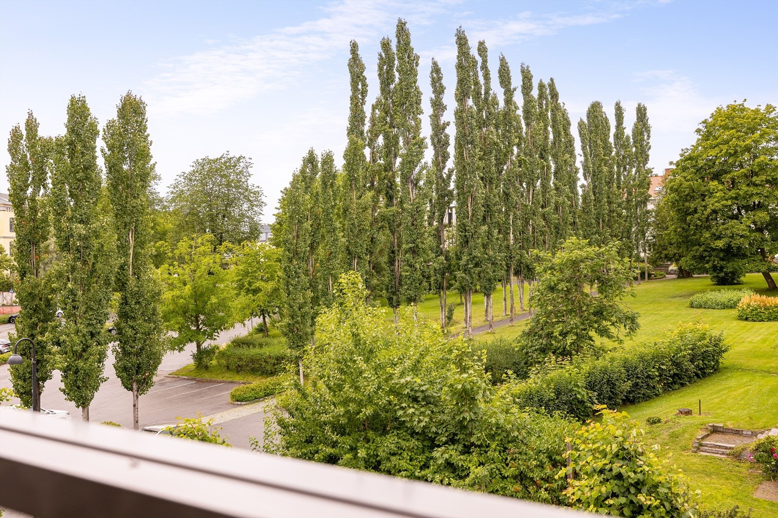 Umiddelbar nærhet til flotte grønne friareal. Tar du beina fatt er du ved Mjøsas bredder i løpet av noen få minutter. Her kan strand- og båtliv nytes om sommeren, og ellers er det fine turstier året rundt. Galleribilde