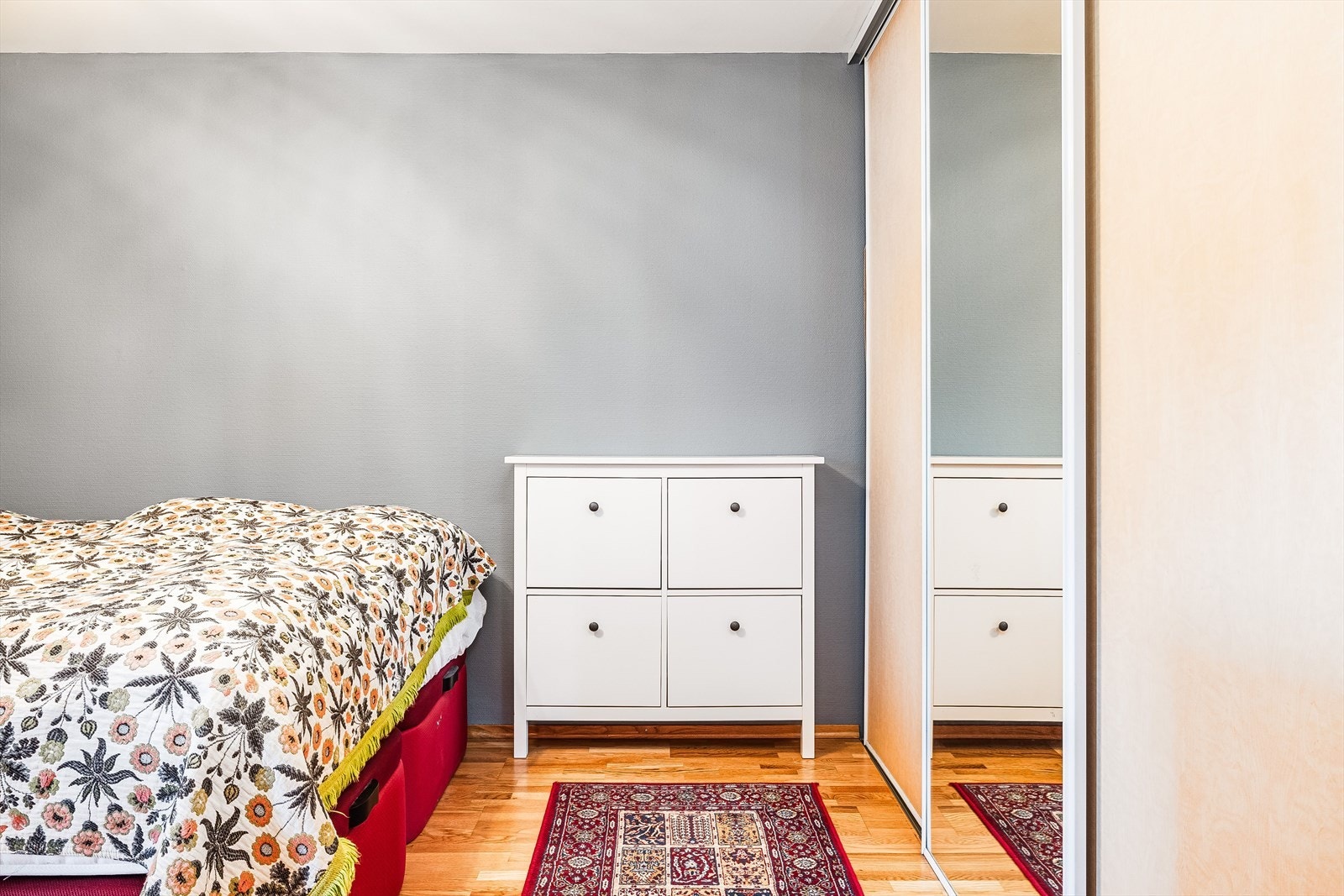 Leiligheten inneholder 2 soverom som begge ble malt i fargen Linblå i 2023. Galleribilde