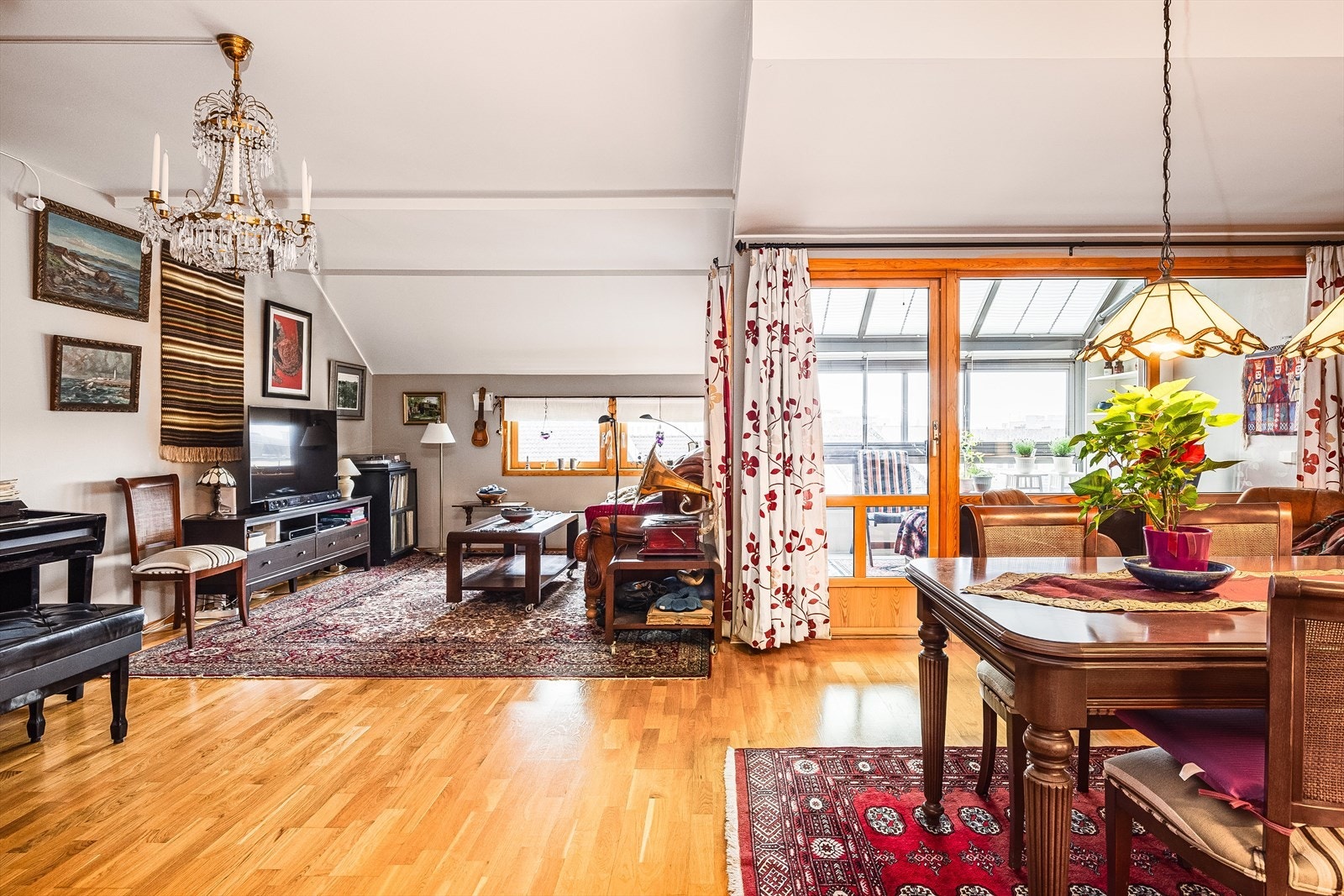 En stor og spennende 3-roms andelsleilighet fra 2000 med noe moderniseringsbehov. Galleribilde